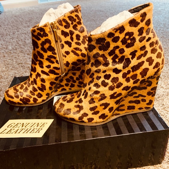 limited edition BRAND NEW Victoria’s Secret leopard wedge ankle boots￼ - Picture 3 of 7